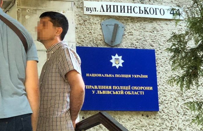 У Львові на хабарі затримали підполковника поліції (фото, відео) У Львові на хабарі затримали підполковника поліції (фото, відео)