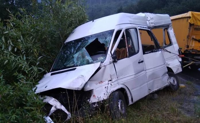 На Львівщині внаслідок зіткнення буса з вантажівкою загинув водій На Львівщині внаслідок зіткнення буса з вантажівкою загинув водій