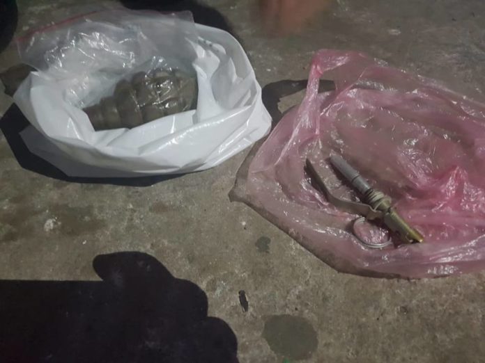 У Червонограді в місцевого мешканця знайшли гранату та боєприпаси (фото) У Червонограді в місцевого мешканця знайшли гранату та боєприпаси (фото)