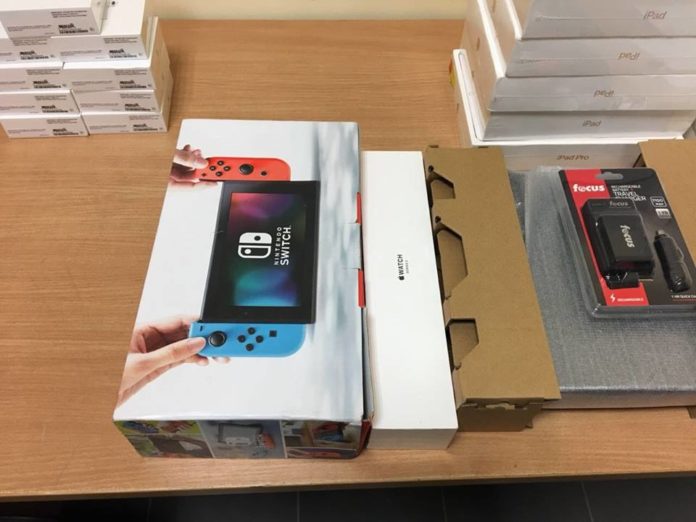 В аеропорту «Львів» в африканця вилучили партію iPad та iPhone X В аеропорту «Львів» в африканця вилучили партію iPad та iPhone X