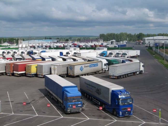 На Львівщині митники організували незаконне розмитнення вантажівок на понад 2 мільйони