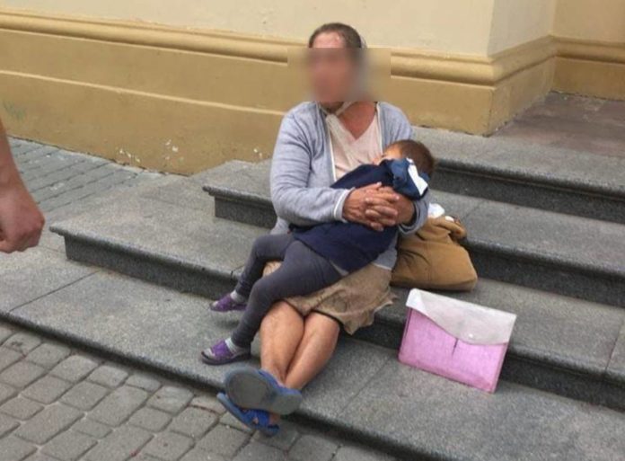 У центрі Львова ромка жебракувала із непритомною дитиною (фото) У центрі Львова ромка жебракувала із непритомною дитиною (фото)