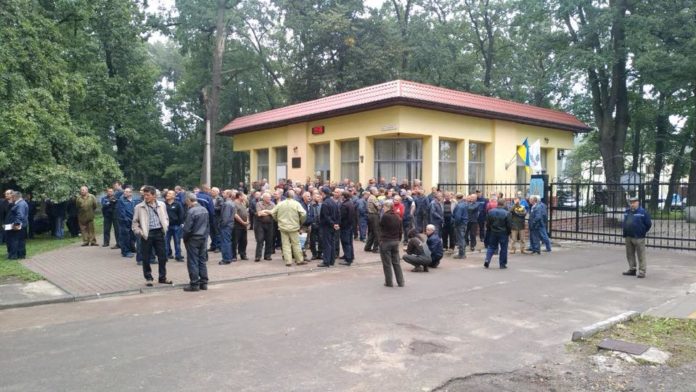 Працівники Львівського бронетанкового заводу протестують проти повернення директора