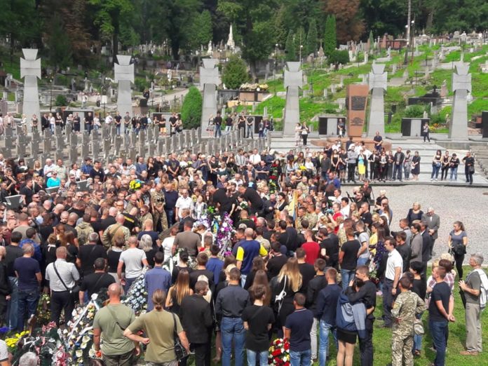 У Львові язичники намагалися зірвати похорон бійця У Львові язичники намагалися зірвати похорон бійця