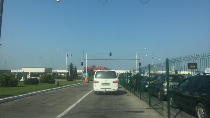 Подорожуючі повідомляють про черги на українсько-польському кордоні (фото) Подорожуючі повідомляють про черги на українсько-польському кордоні (фото)