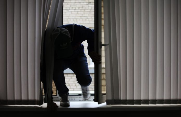 У Трускавці злодій заліз через вікно та обікрав квартиру У Трускавці злодій заліз через вікно та обікрав квартиру