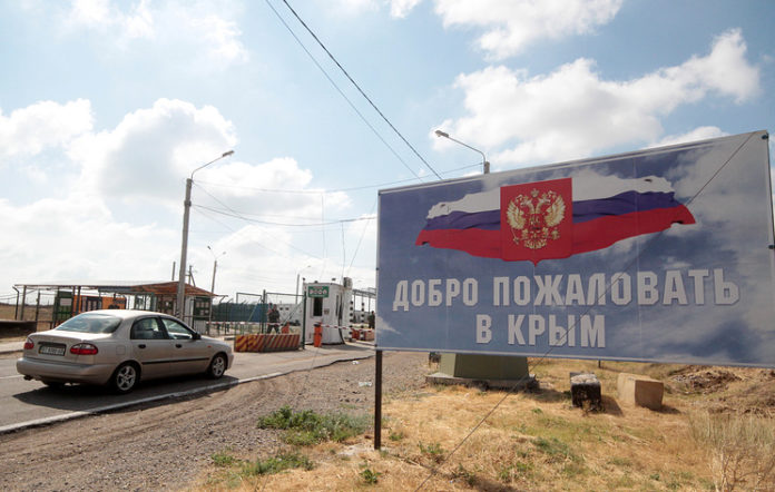 В окупованому Криму ФСБ РФ затримала українку: в машині знайшли зброю В окупованому Криму ФСБ РФ затримала українку: в машині знайшли зброю