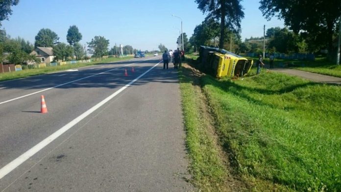 У Білорусі перекинувся пасажирський автобус з українцями У Білорусі перекинувся пасажирський автобус з українцями