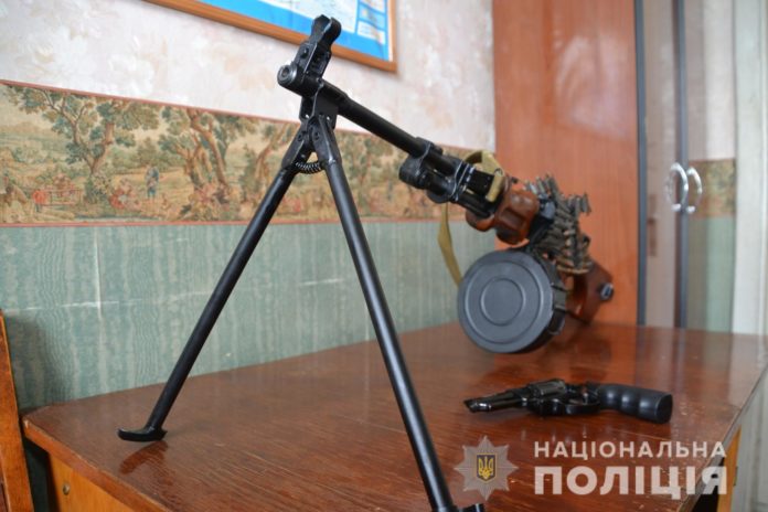 На Львівщині правоохоронці вилучили зброю та наркотики (фото) На Львівщині правоохоронці вилучили зброю та наркотики (фото)