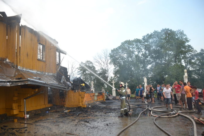 На Львівщині три десятки пожежників рятували дерев’яну церкву XVIII століття (фото, відео) На Львівщині три десятки пожежників рятували дерев’яну церкву XVIII століття (фото, відео)