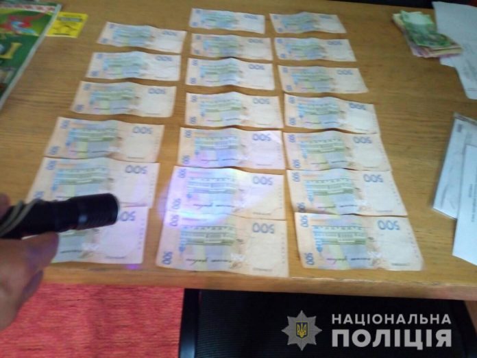 У Новояворівську затримали на хабарі директора палацу культури (фото) У Новояворівську затримали на хабарі директора палацу культури (фото)