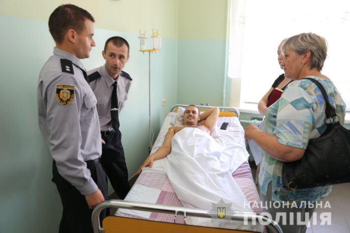 Львівського поліцейського, який отримав ножове поранення, нагородили квартирою Львівського поліцейського, який отримав ножове поранення, нагородили квартирою