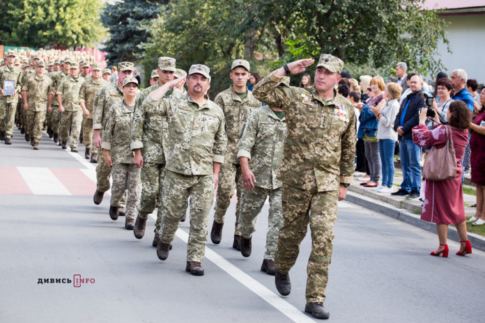 У Яворові живим коридором зустріли бійців 24-ї бригади, які повернулися зі Сходу (фоторепортаж) У Яворові живим коридором зустріли бійців 24-ї бригади, які повернулися зі Сходу (фоторепортаж)