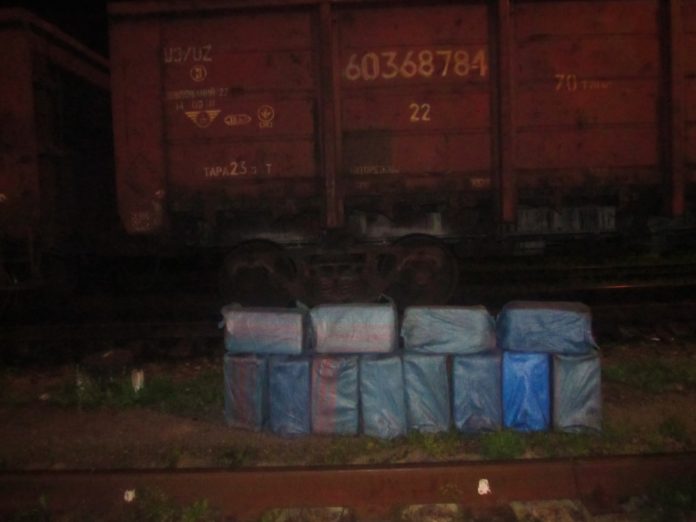 На Волині прикордонники виявили велику партію цигарок у вагонах із залізною рудою На Волині прикордонники виявили велику партію цигарок у вагонах із залізною рудою