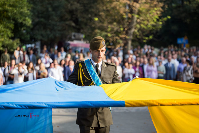 День Прапора: як у Львові урочисто піднімали український стяг (фоторепортаж) День Прапора: як у Львові урочисто піднімали український стяг (фоторепортаж)