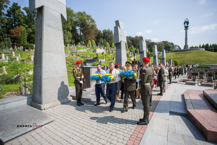 На Личаківському цвинтарі вшанували пам’ять новітніх українських Героїв (фото) На Личаківському цвинтарі вшанували пам’ять новітніх українських Героїв (фото)