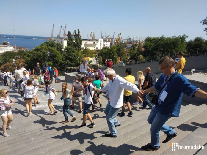 В Одесі утворили живий ланцюг із майже 1900 людей, одягнутих у вишиванки В Одесі утворили живий ланцюг із майже 1900 людей, одягнутих у вишиванки
