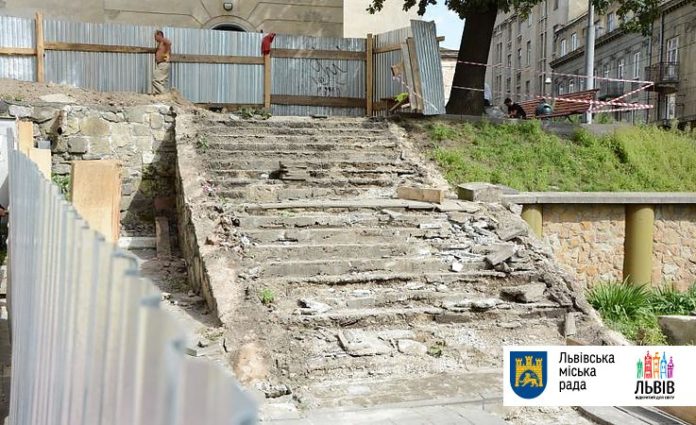 У Львові почали реставрувати сходи на площі Князя Ярослава Осмомисла (фото) У Львові почали реставрувати сходи на площі Князя Ярослава Осмомисла (фото)