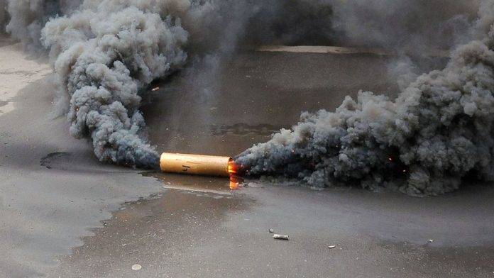 Під апеляційним судом у Львові спалили димові шашки Під апеляційним судом у Львові спалили димові шашки