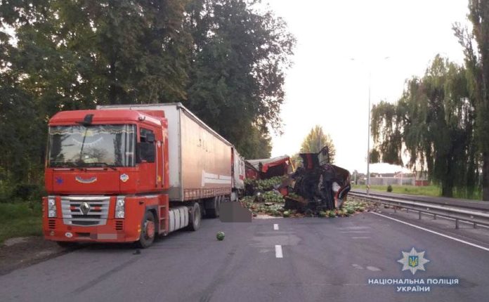 У Вінниці фура з кавунами влетіла в іншу вантажівку: одна людина загинула У Вінниці фура з кавунами влетіла в іншу вантажівку: одна людина загинула