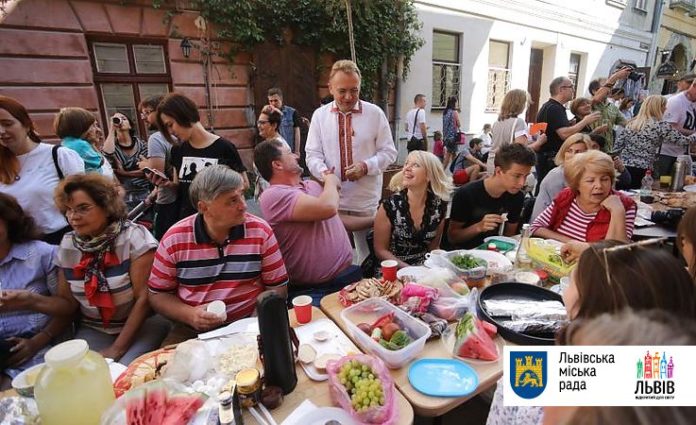 Сьогодні зранку в центрі міста львів’яни долучилися до Сніданку довіри Сьогодні зранку в центрі міста львів’яни долучилися до Сніданку довіри