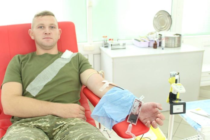 Львівські десантники здали кров задля лікування бойового побратима (фото) Львівські десантники здали кров задля лікування бойового побратима (фото)