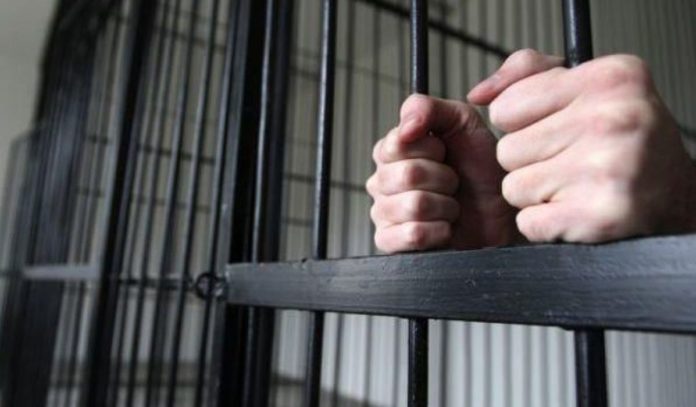 Чоловіка, який зірвав із шиї жінки золоті прикраси, можуть засудити на 6 років Чоловіка, який зірвав із шиї жінки золоті прикраси, можуть засудити на 6 років