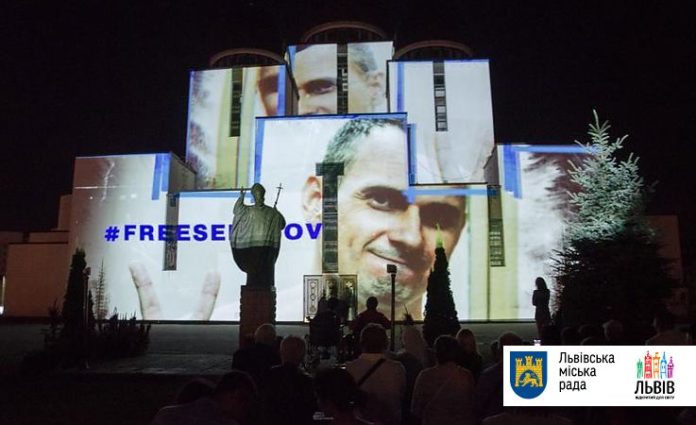 Під час відеомапінгу на Сихові показали обличчя осіб, які творили Незалежність (відео) Під час відеомапінгу на Сихові показали обличчя осіб, які творили Незалежність (відео)