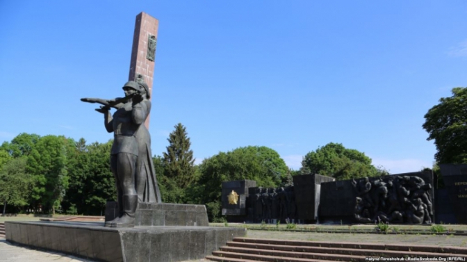 У Львові прокомуністичні організації вимагають від Садового не чіпати Монумент Слави