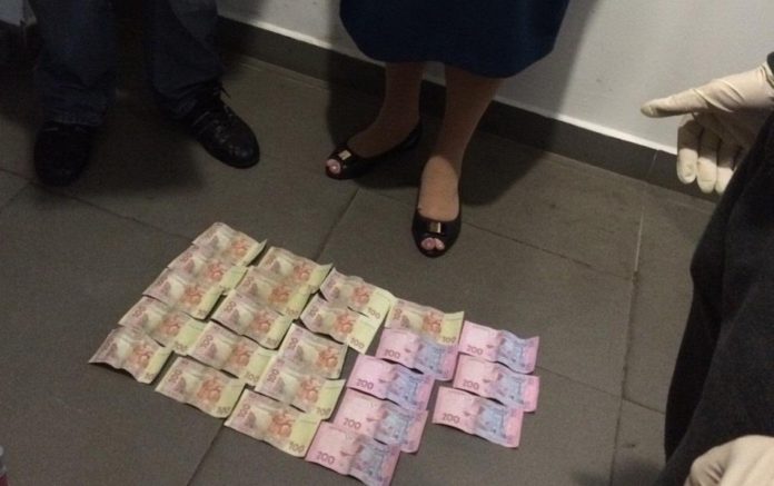Інспектора митниці за отримання хабара оштрафували Інспектора митниці за отримання хабара оштрафували