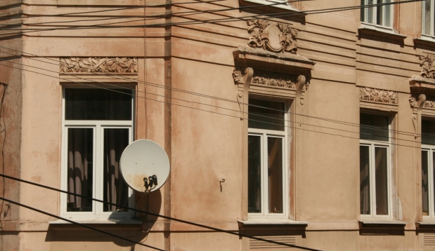 Львів’яни продовжують псувати історичні будівлі пластиковими вікнами і дверима
