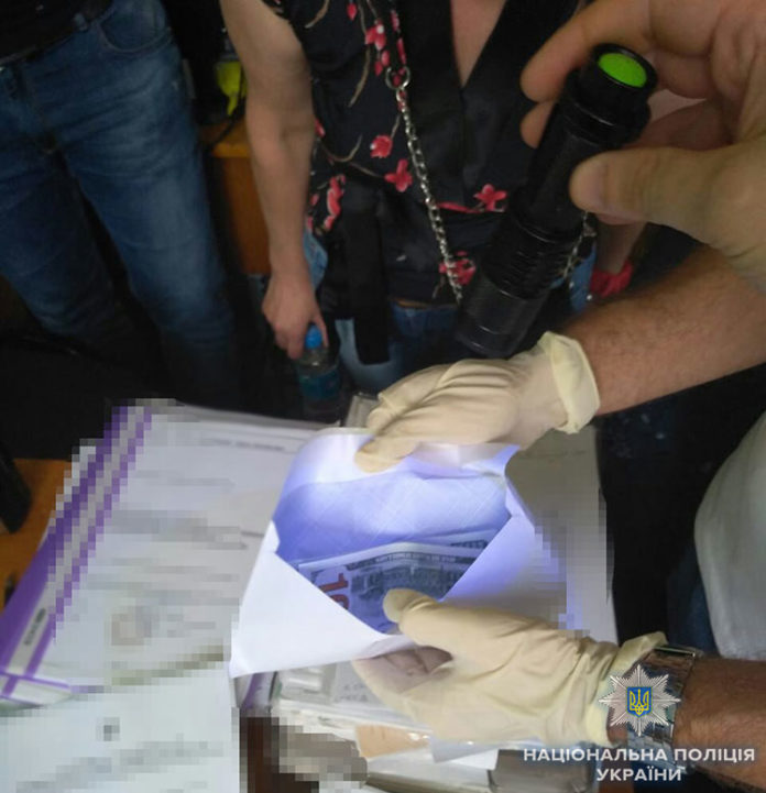 На Львівщині поліція затримала на хабарі землевпорядника На Львівщині поліція затримала на хабарі землевпорядника