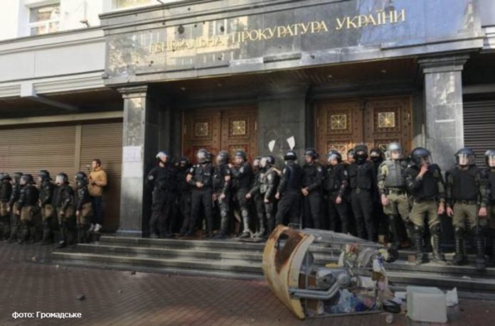 Під стінами Генпрокуратури в Києві сталися сутички: вимагали відставки Луценка (відео) Під стінами Генпрокуратури в Києві сталися сутички: вимагали відставки Луценка (відео)
