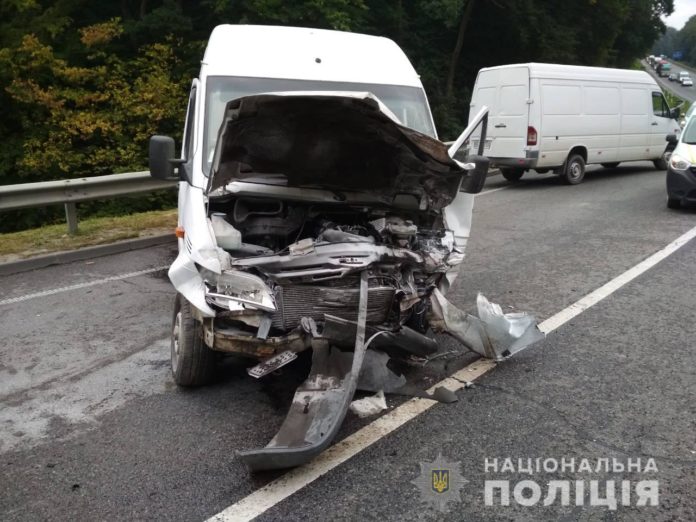 Неподалік Львова зіткнулися два автомобілі, є постраждалі (фото) Неподалік Львова зіткнулися два автомобілі, є постраждалі (фото)