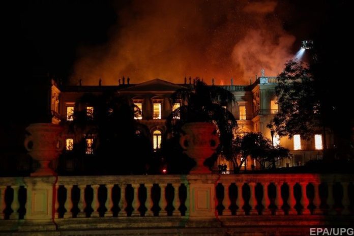 У Бразилії згорів найстаріший музей країни (фото, відео) У Бразилії згорів найстаріший музей країни (фото, відео)