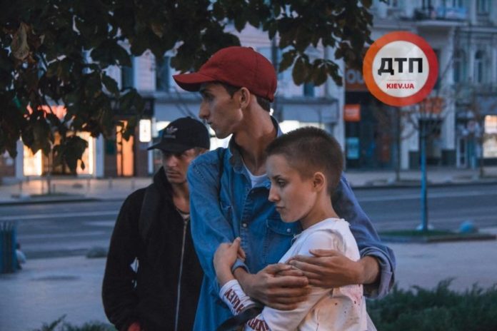 Три ножові удари в ділянку серця: у центрі Києва напали на представників ЛГБТ (відео) Три ножові удари в ділянку серця: у центрі Києва напали на представників ЛГБТ (відео)