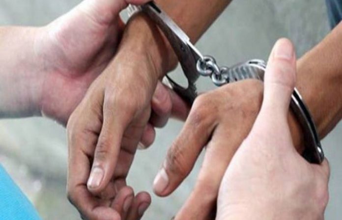 У Львові затримали іноземців, які розбили вікно в Ратуші (фото) У Львові затримали іноземців, які розбили вікно в Ратуші (фото)