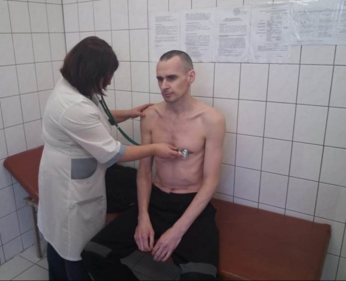 Худорлявий, з втомленим поглядом: з’явилося нове фото Олега Сенцова Худорлявий, з втомленим поглядом: з’явилося нове фото Олега Сенцова