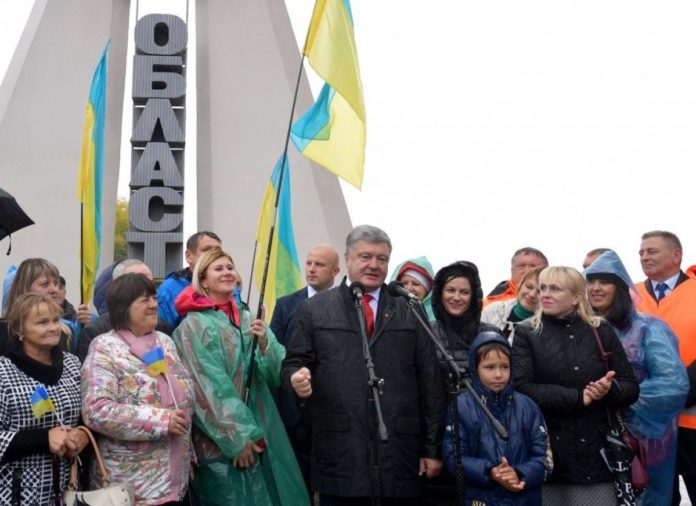 Порошенко вперше прокоментував відео із видачею українцям угорських паспортів Порошенко вперше прокоментував відео із видачею українцям угорських паспортів