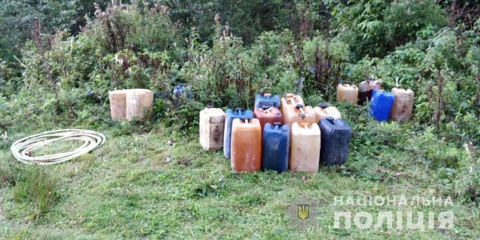 На Львівщині четверо чоловіків вкрали з нафтопроводу майже тонну дизпального На Львівщині четверо чоловіків вкрали з нафтопроводу майже тонну дизпального