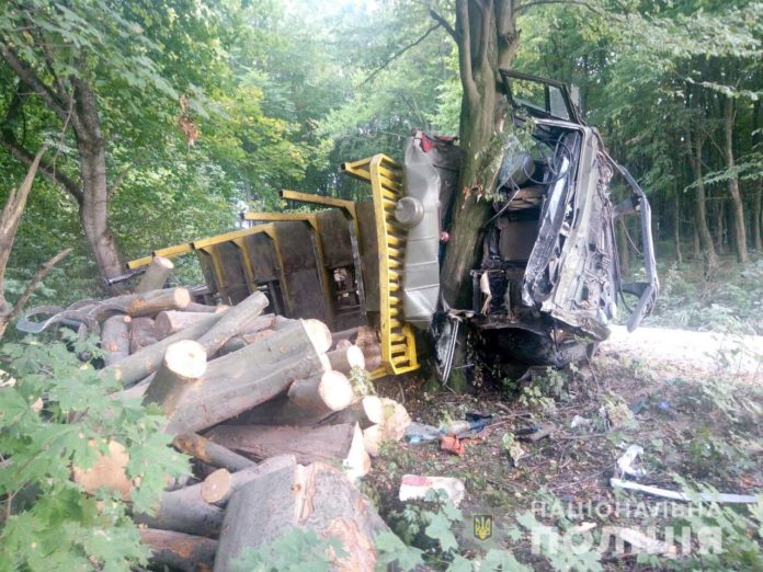 На Львівщині перекинувся лісовоз: водія госпіталізували На Львівщині перекинувся лісовоз: водія госпіталізували
