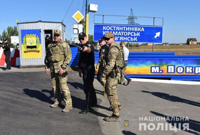 Командувач Об’єднаними силами Сергій Наєв проінспектував два оновлені блокпости на Донеччині Командувач Об’єднаними силами Сергій Наєв проінспектував два оновлені блокпости на Донеччині