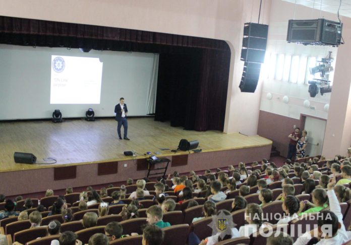 Кіберполіція розповіла школярам про безпеку у соціальних мережах Кіберполіція розповіла школярам про безпеку у соціальних мережах