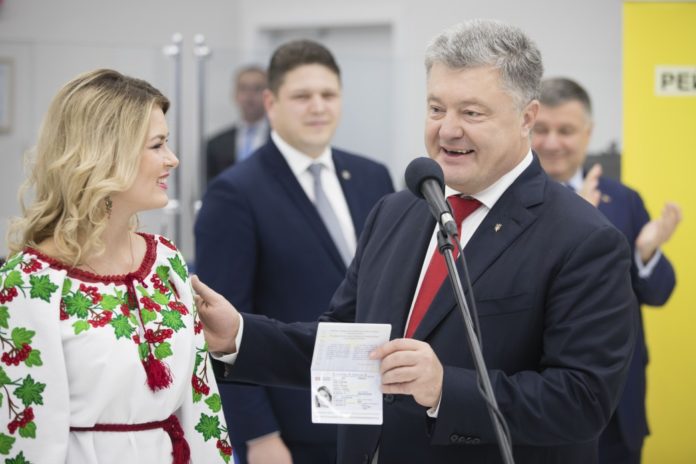 10 мільйонів біометричних закордонних паспортів – це відповідь тим, хто говорив, що українцям не потрібен безвіз, – Порошенко 10 мільйонів біометричних закордонних паспортів – це відповідь тим, хто говорив, що українцям не потрібен безвіз, – Порошенко