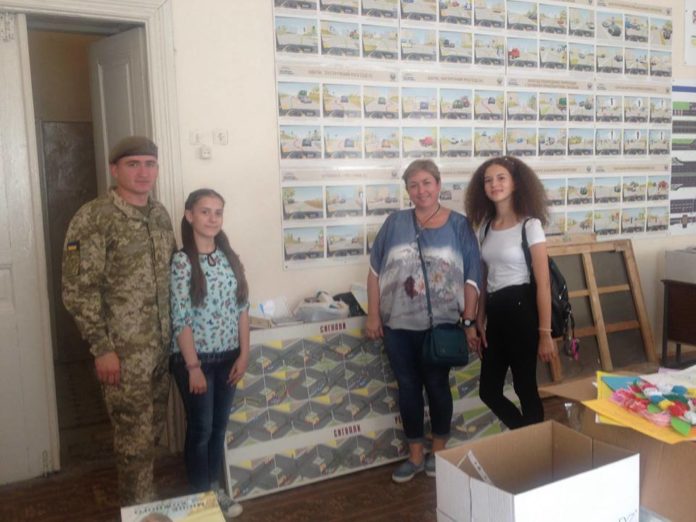 Дитячі малюнки для захисників: львівські школярі збирають допомогу на передову Дитячі малюнки для захисників: львівські школярі збирають допомогу на передову