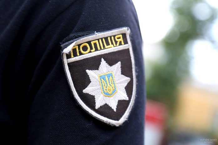 П’яний чоловік, гуляючи з дитиною, заснув посеред вулиці П’яний чоловік, гуляючи з дитиною, заснув посеред вулиці