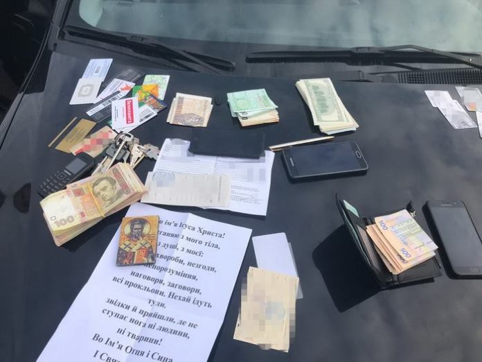 Пачки грошей і молитва: на Львівщині СБУ на хабарі затримала трьох митників Пачки грошей і молитва: на Львівщині СБУ на хабарі затримала трьох митників
