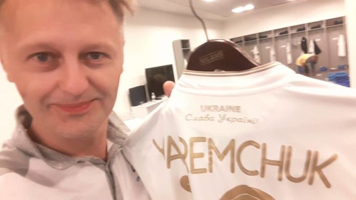 На новій формі збірної України з футболу з’явився напис «Слава Україні» На новій формі збірної України з футболу з’явився напис «Слава Україні»