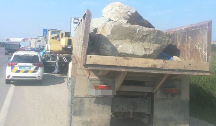 На Львівщині патрульні зупинили автомобілі, які перевозили гірську породу без документів На Львівщині патрульні зупинили автомобілі, які перевозили гірську породу без документів