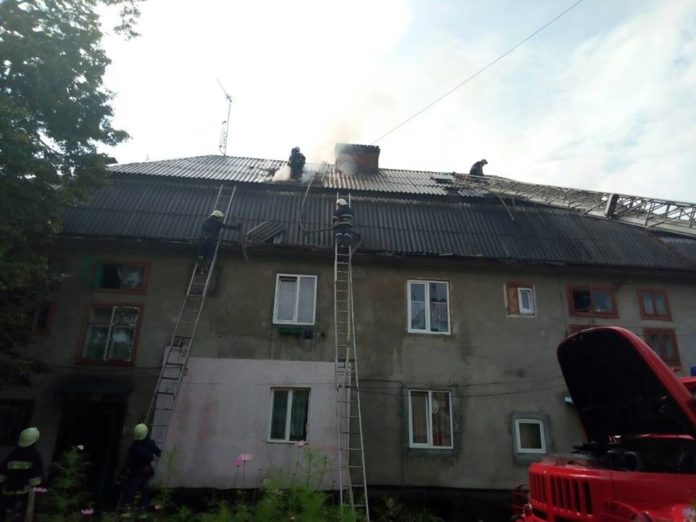 У Бориславі через пожежу в будинку евакуювали 15 людей (фото) У Бориславі через пожежу в будинку евакуювали 15 людей (фото)